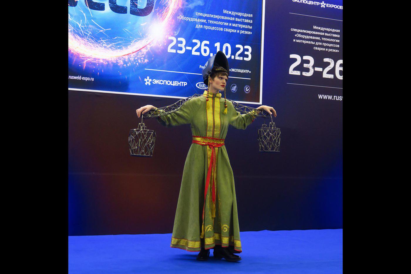 Русский костюм: сила и мужество русской женщины заслуживают уважения.