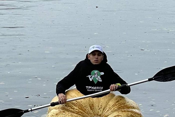 Фермер пересёк Москву-реку на тыкве: Metro узнало, зачем он решился на такой заплыв