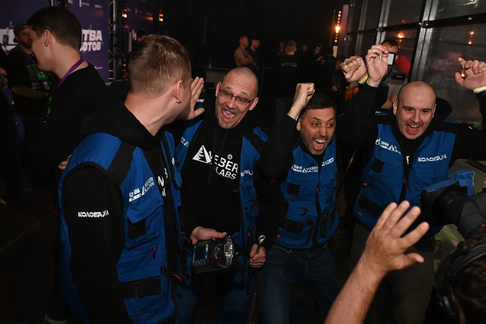 Свободное от работы время инженеры проводят на ринге, где разрабатывают роботов