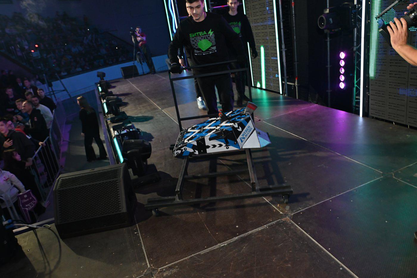 Робот команды – с грозным орудием и мощной ходовой частью