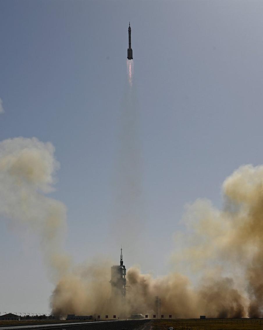 Китай запустил пилотируемый корабль к своей орбитальной станции