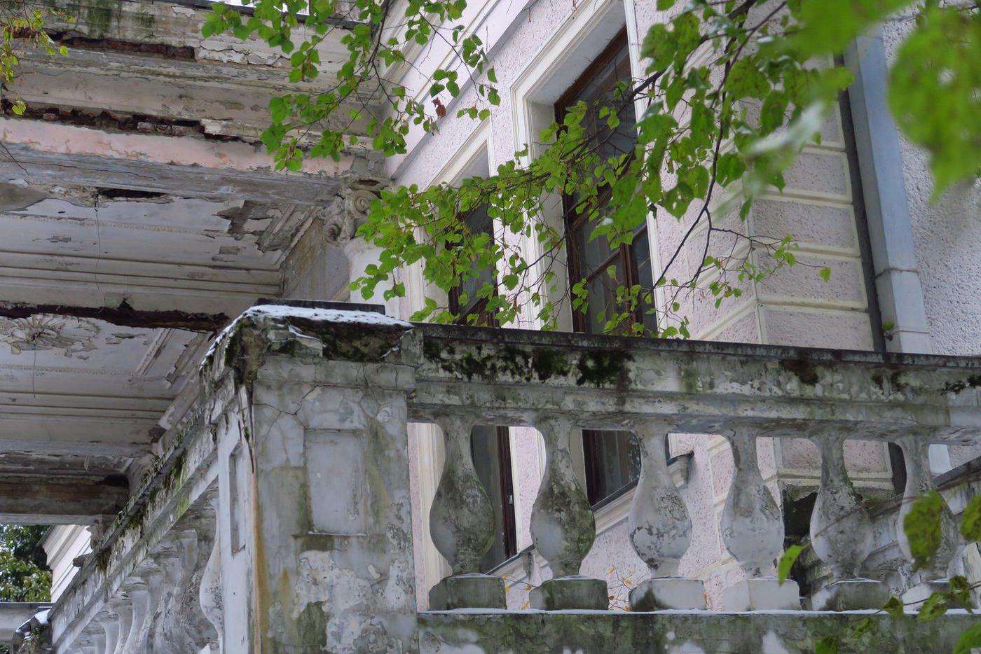 Перила первого этажа.