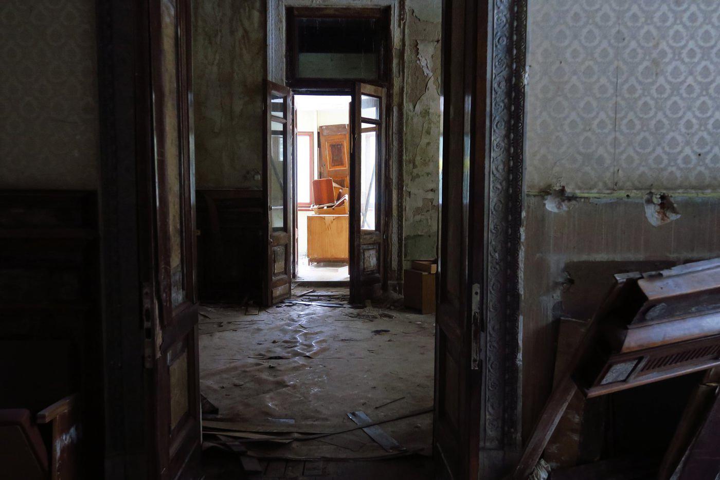 Внутри здания нужен капитальный ремонт.