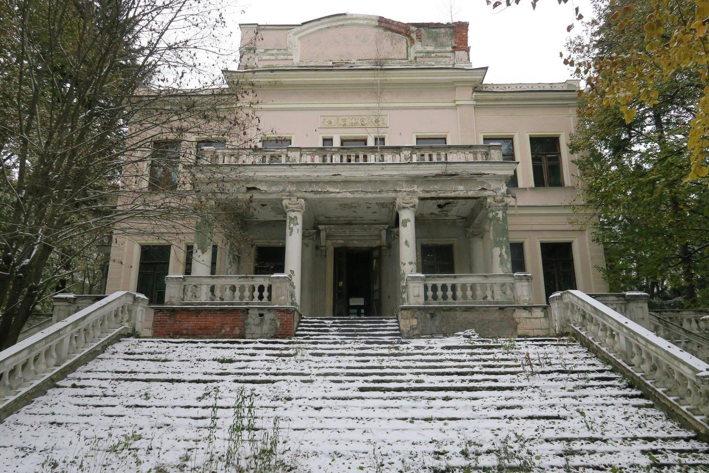 Фасад усадьбы.