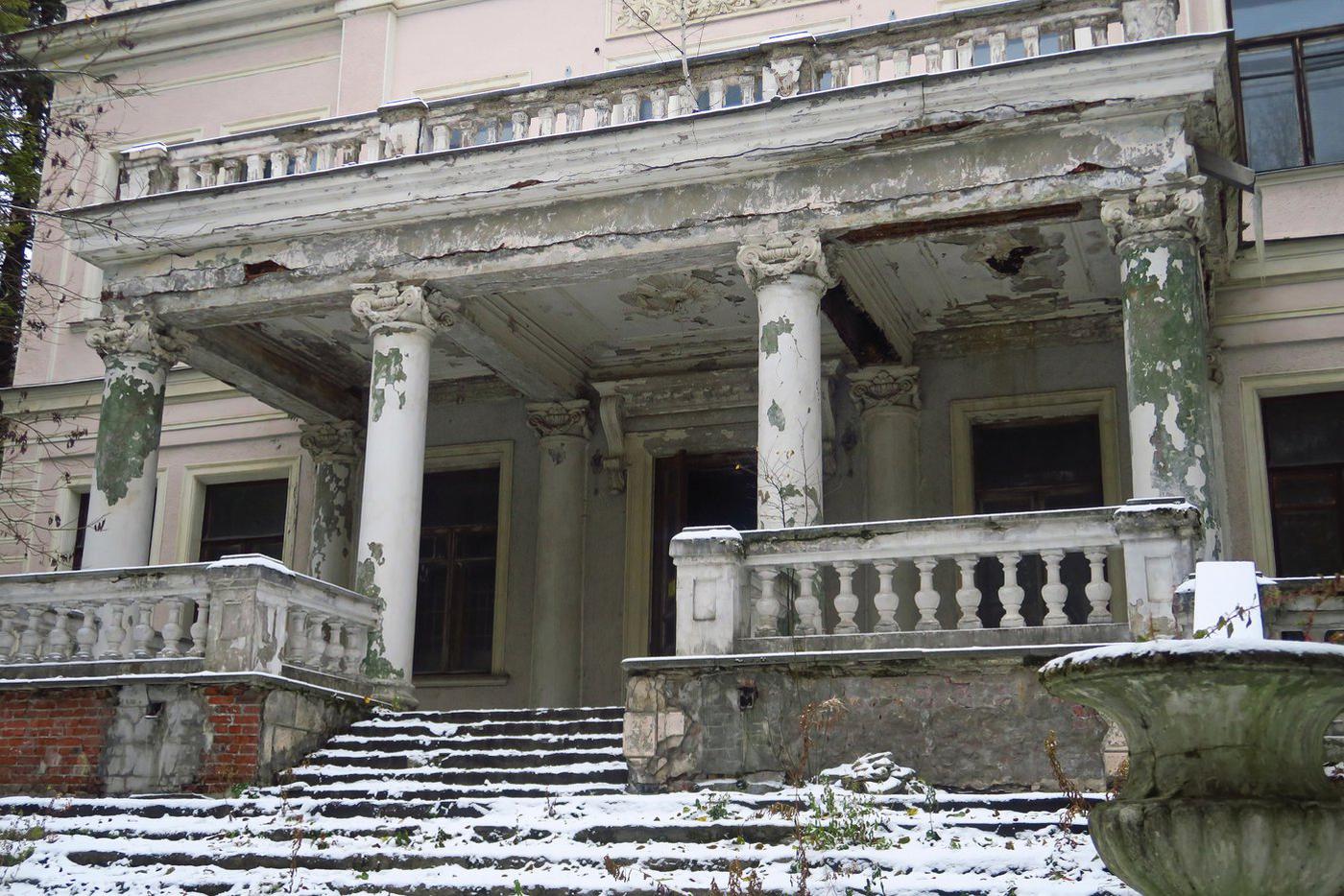 Шесть колонн усадьбы стали четырьмя колоннами дачи.