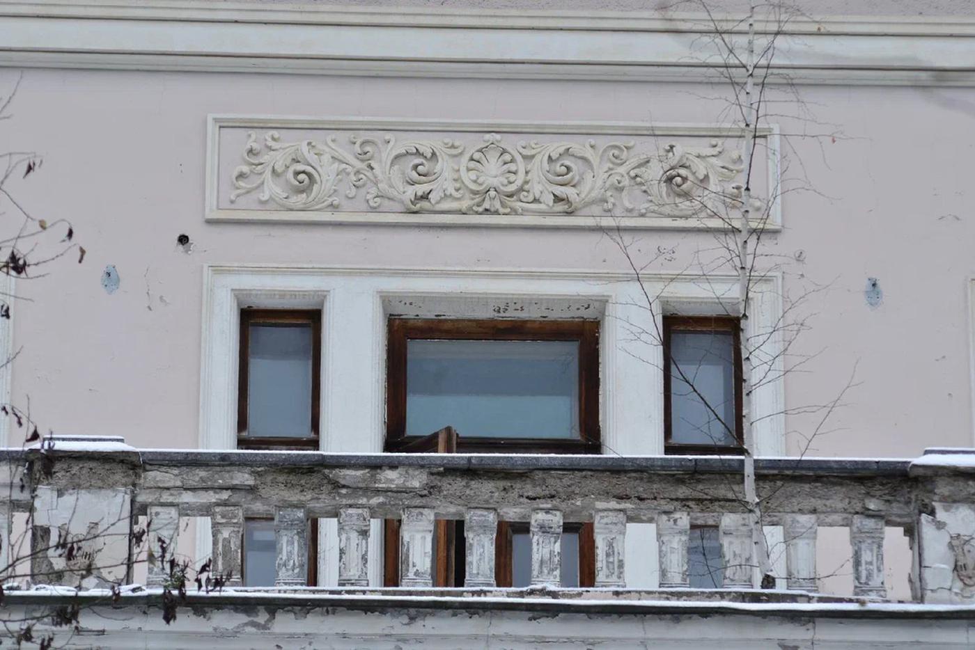 Окна верхних этажей.