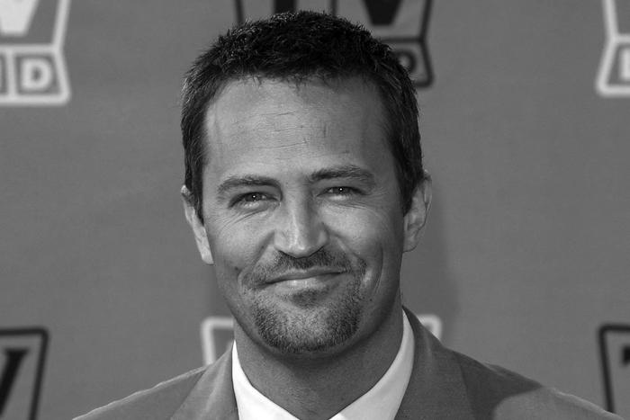 Прощай, Чендлер. На 55-м году жизни умер звезда сериала "Друзья" Мэттью Перри