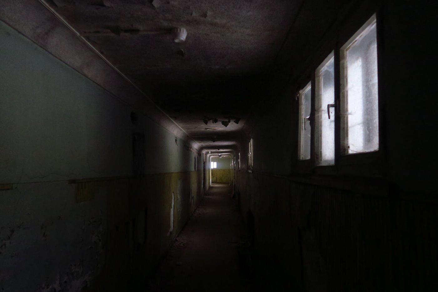 Подземные коридоры из главного здания в хозяйственную пристройку и бассейн.