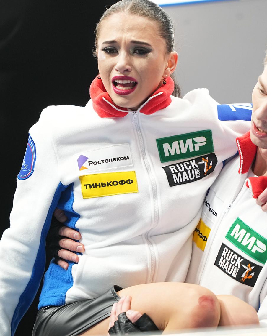 Кровавый лёд: плачущую фигуристку Морозов уносили с катка на руках в травмпункт