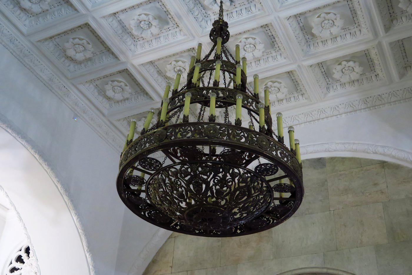 Бронзовая люстра в холле 4 подъезда.