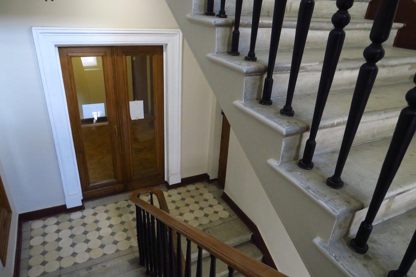 Перила, балясины, плитка — на лестничных площадках всё так, как было в 1950-е годы.