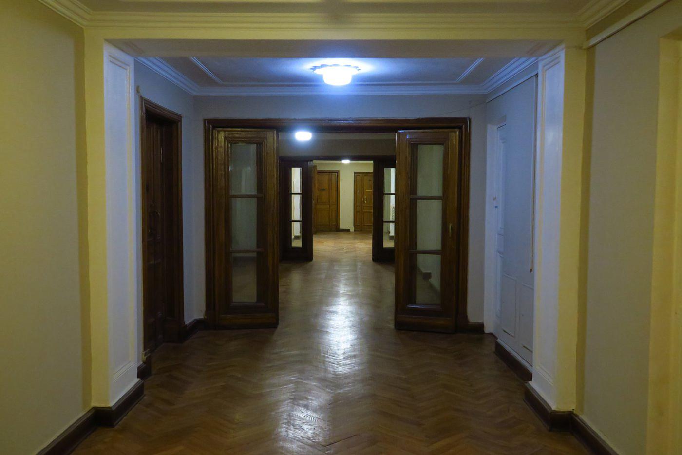 На этажах здесь очень просторные холлы.