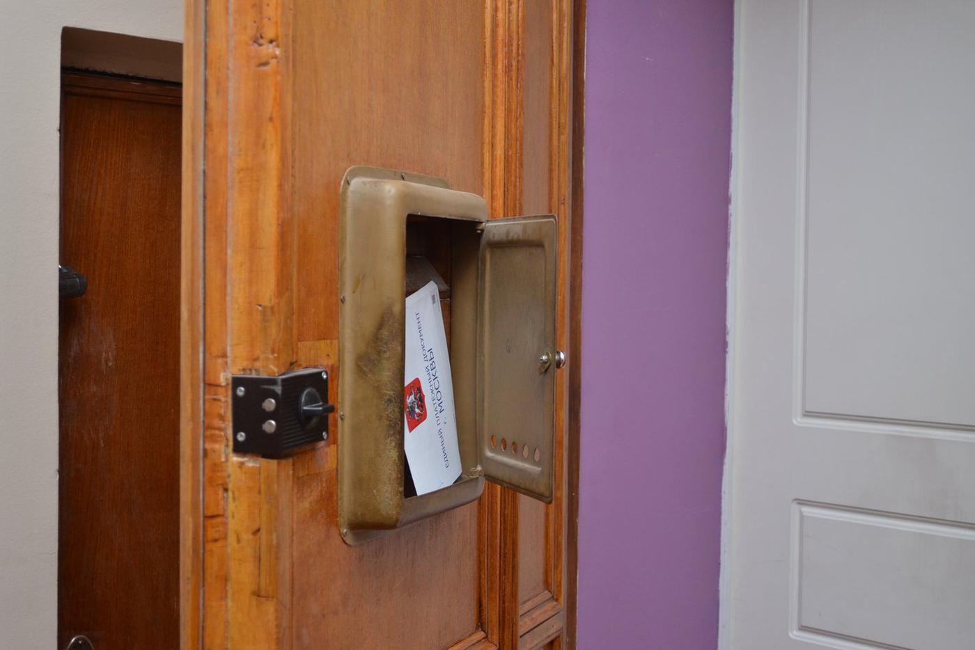 Почтовые ящики в доме висят не на первом этаже, а на дверях квартир.