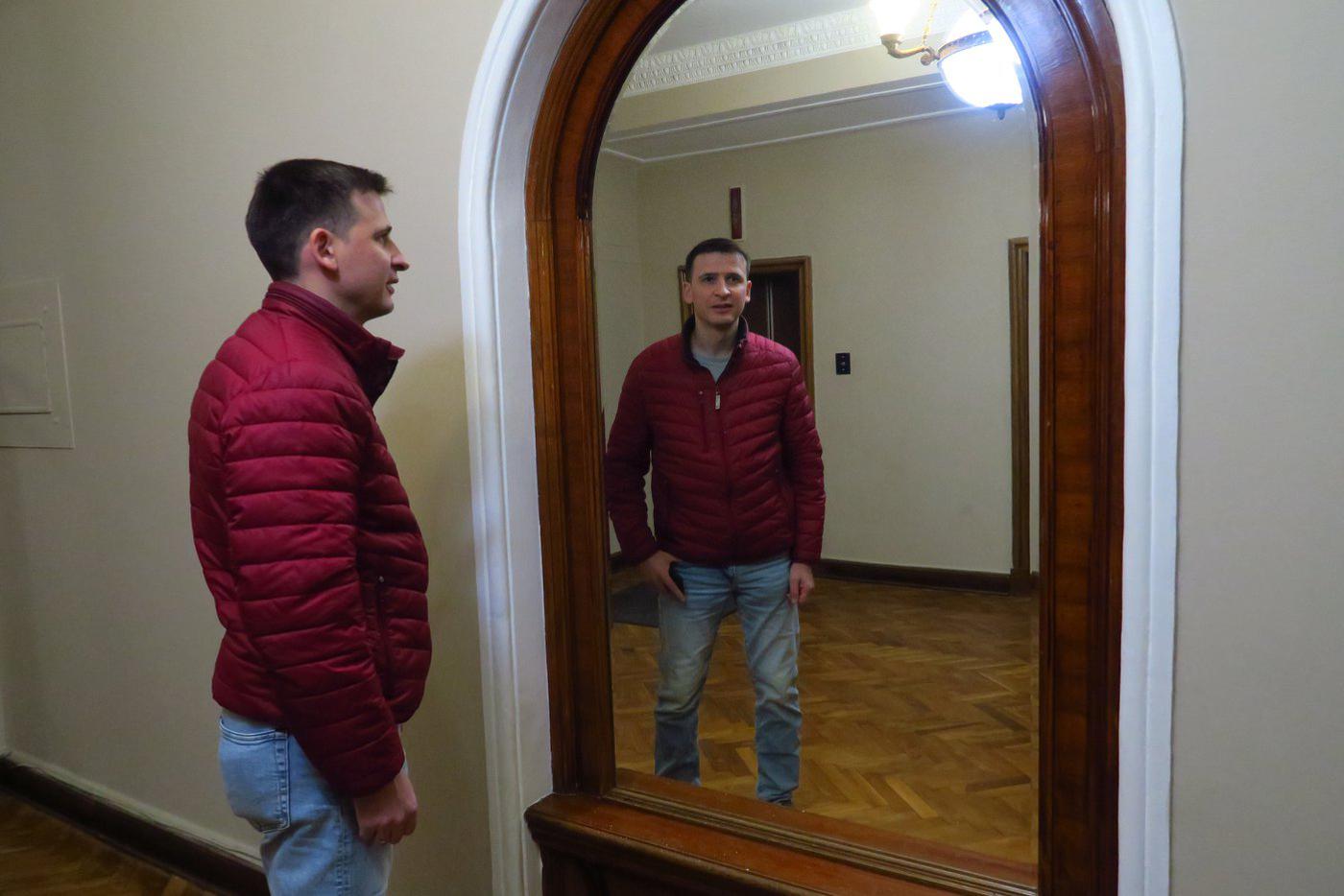 Большое зеркало в дубовой раме есть на каждом этаже.