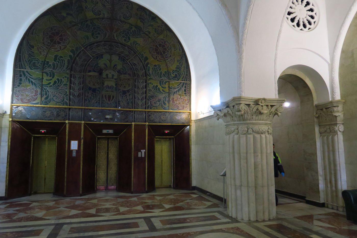 Витражи над лифтами на первом этаже подсвечиваются, но только в праздничные дни.