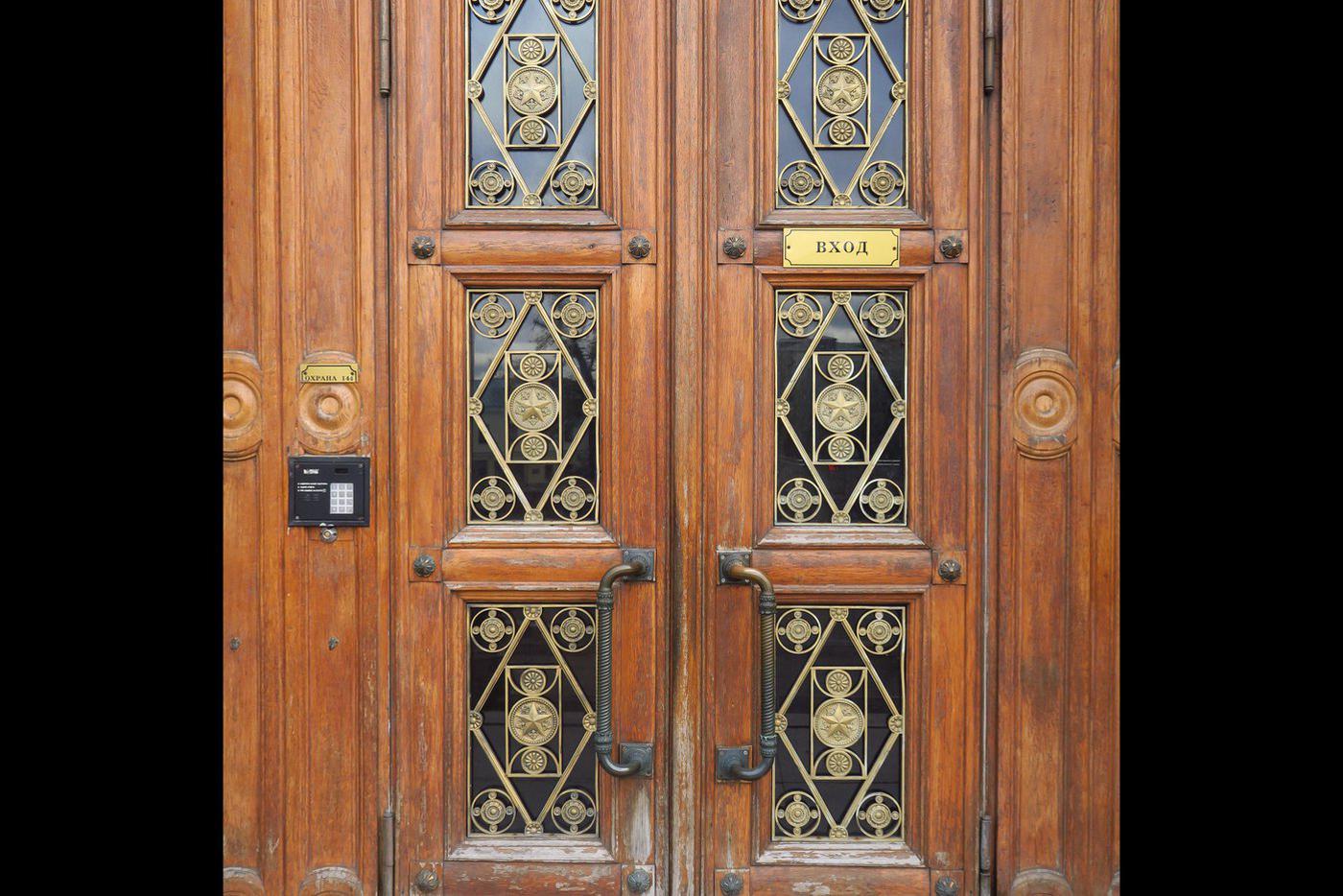 Двери в подъезд сохранили почти первозданный вид.