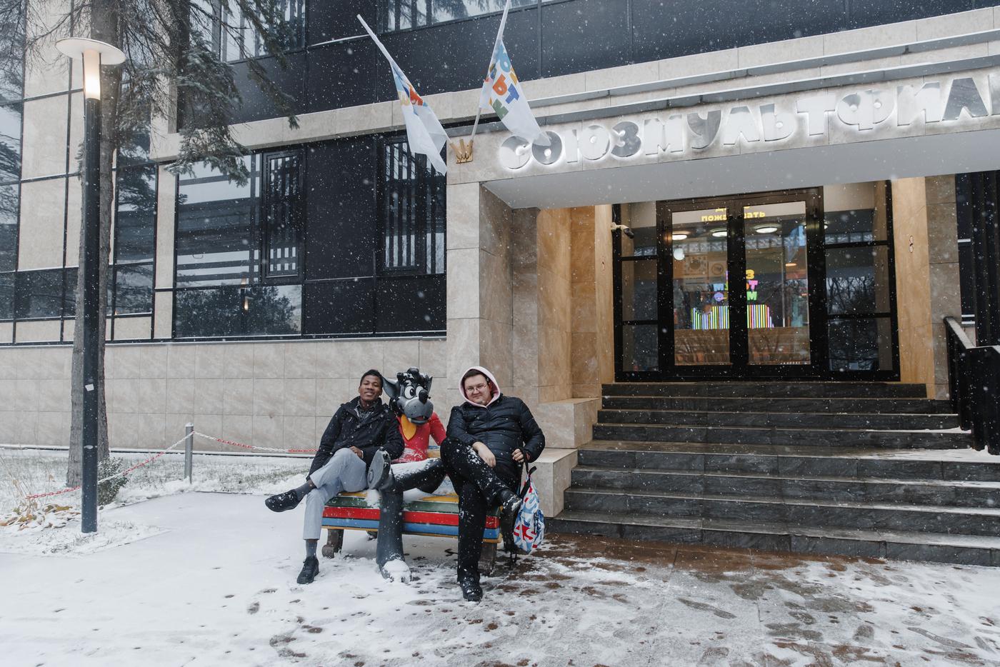 На выходе мы решили сфотографироваться с Волком – уж слишком он фотогеничный.
