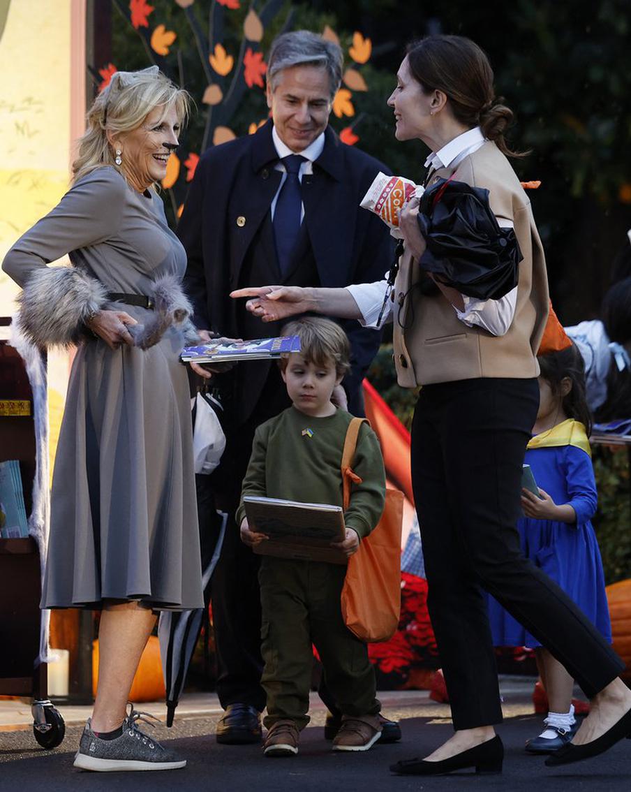 Госсекретарь США одел своих детей в Зеленского и флаг Украины, когда они получали подарки в Белом доме