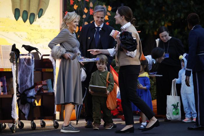 Госсекретарь США одел своих детей в Зеленского и флаг Украины, когда они получали подарки в Белом доме