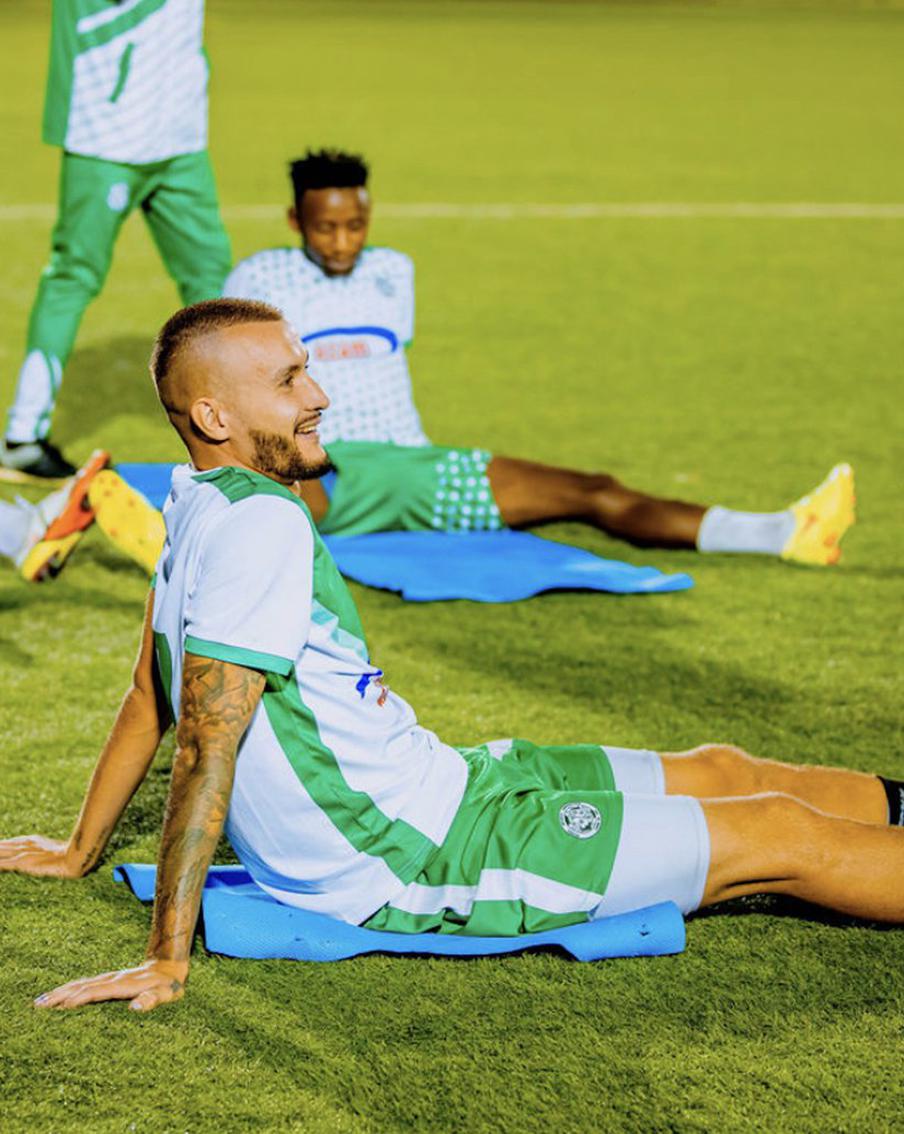 "Попробовать тушёные бананы с луком так и не рискнул": интервью с первым русским футболистом в Африке