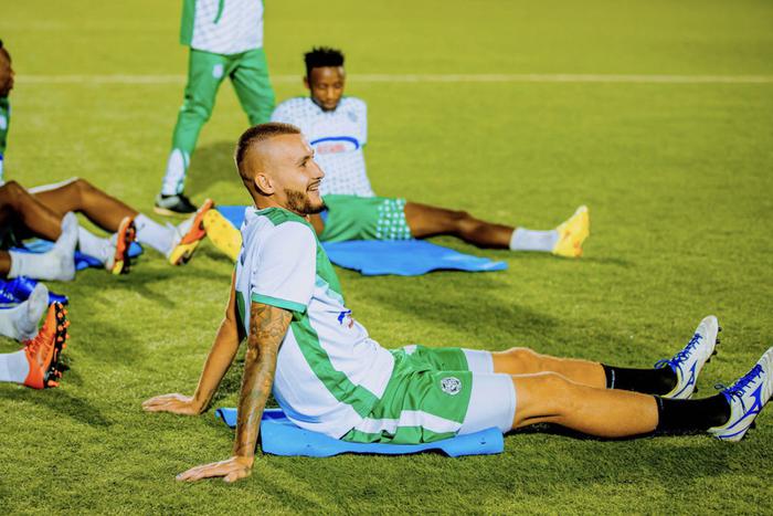 "Попробовать тушёные бананы с луком так и не рискнул": интервью с первым русским футболистом в Африке