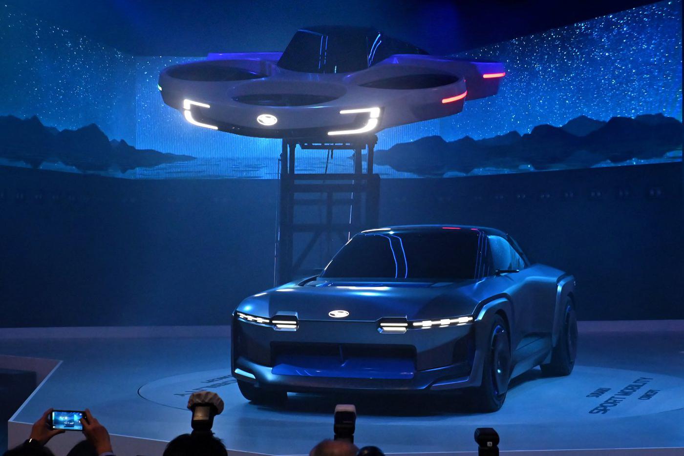 Subaru's Sport Mobility концепткар и концепт Air Mobility (над ним).