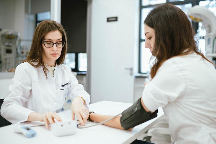 Как Снегурочкой работать, но только с врачами: в чём особенности работы "симулированного пациента"