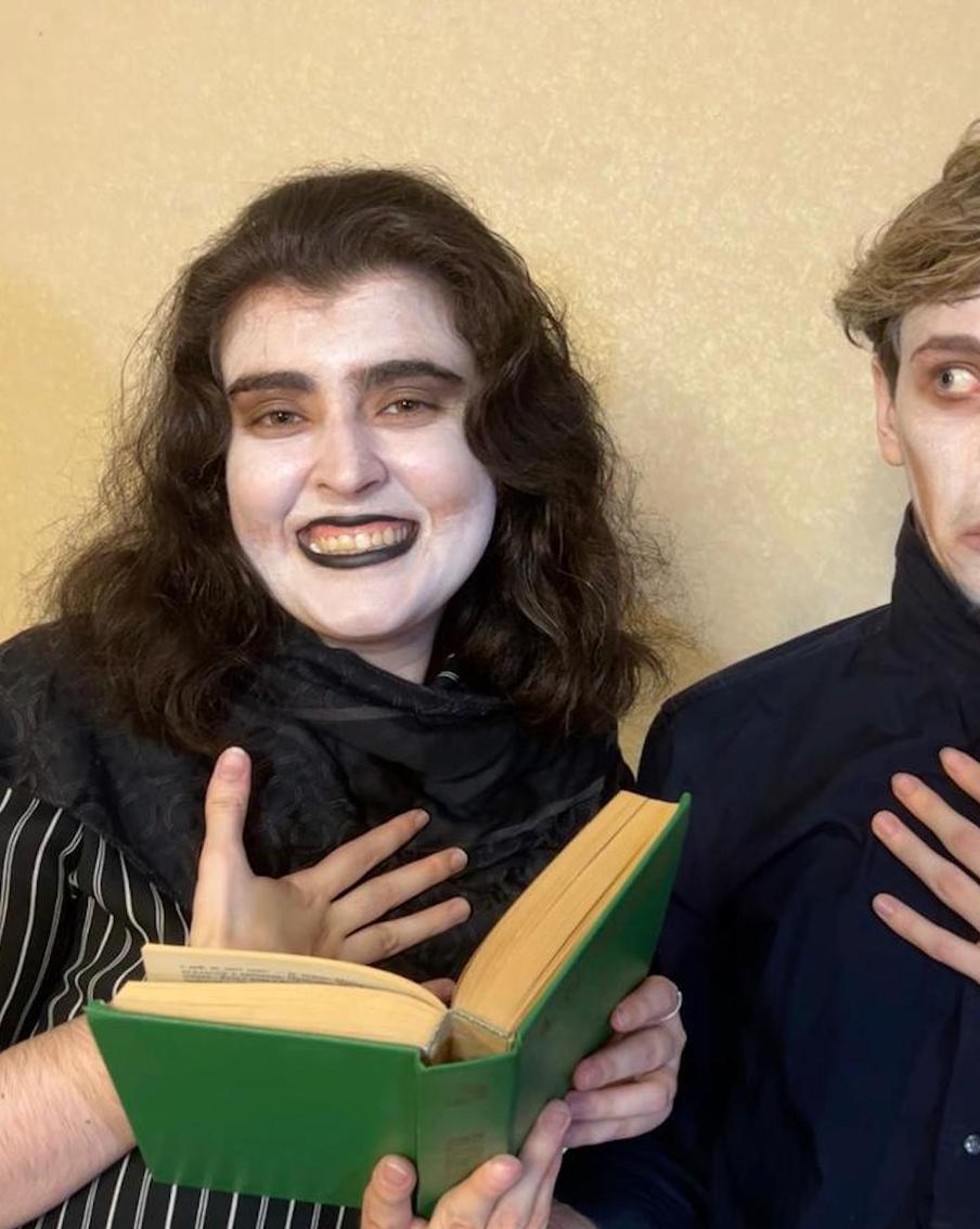 Столичные вампиры не отмечают Хеллоуин. Он у них каждый день. Что творится вечерами в тёмных залах библиотеки