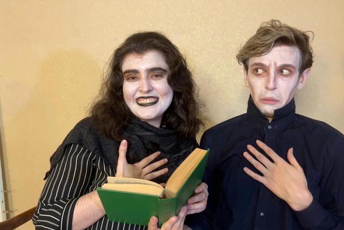 Столичные вампиры не отмечают Хеллоуин. Он у них каждый день. Что творится вечерами в тёмных залах библиотеки