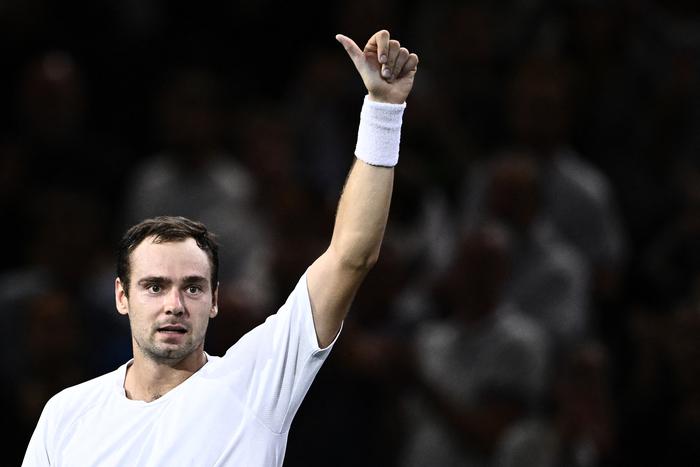 Занимающий 45-е место в рейтинге россиянин сенсационно обыграл Алькараса