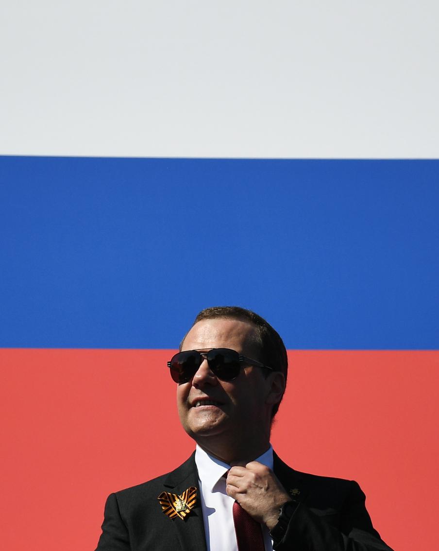 Медведев поблагодарил Carlsberg за инвестиции в бюджет и помощь фронту