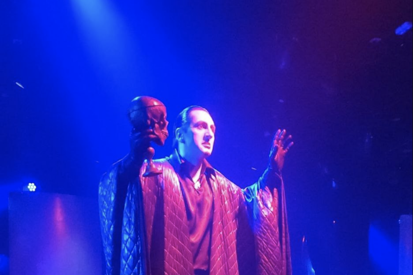 В спектакле "Мастер и Маргарита" зрительниц переодевают в варьете