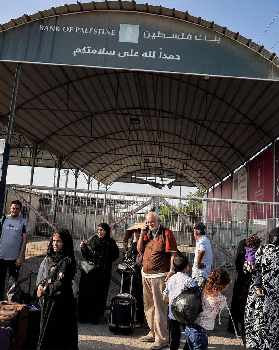 Первые эвакуированные начали покидать Газу через КПП "Рафах"