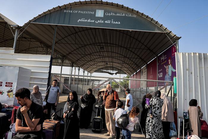 Первые эвакуированные начали покидать Газу через КПП "Рафах"