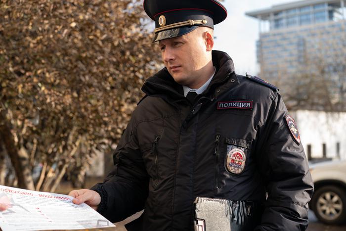 Лучший участковый Москвы просит у всех телефончик