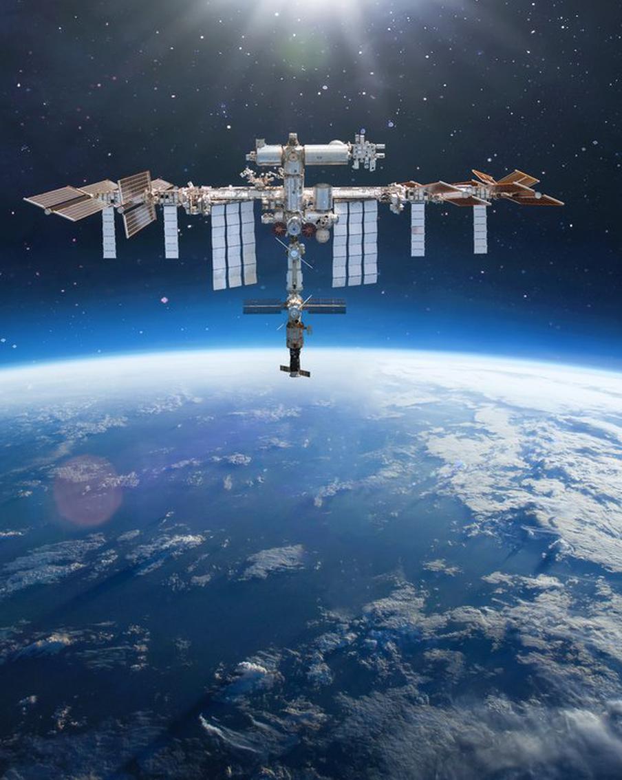 Во время выхода в открытый космос астронавты потеряли сумку с инструментами