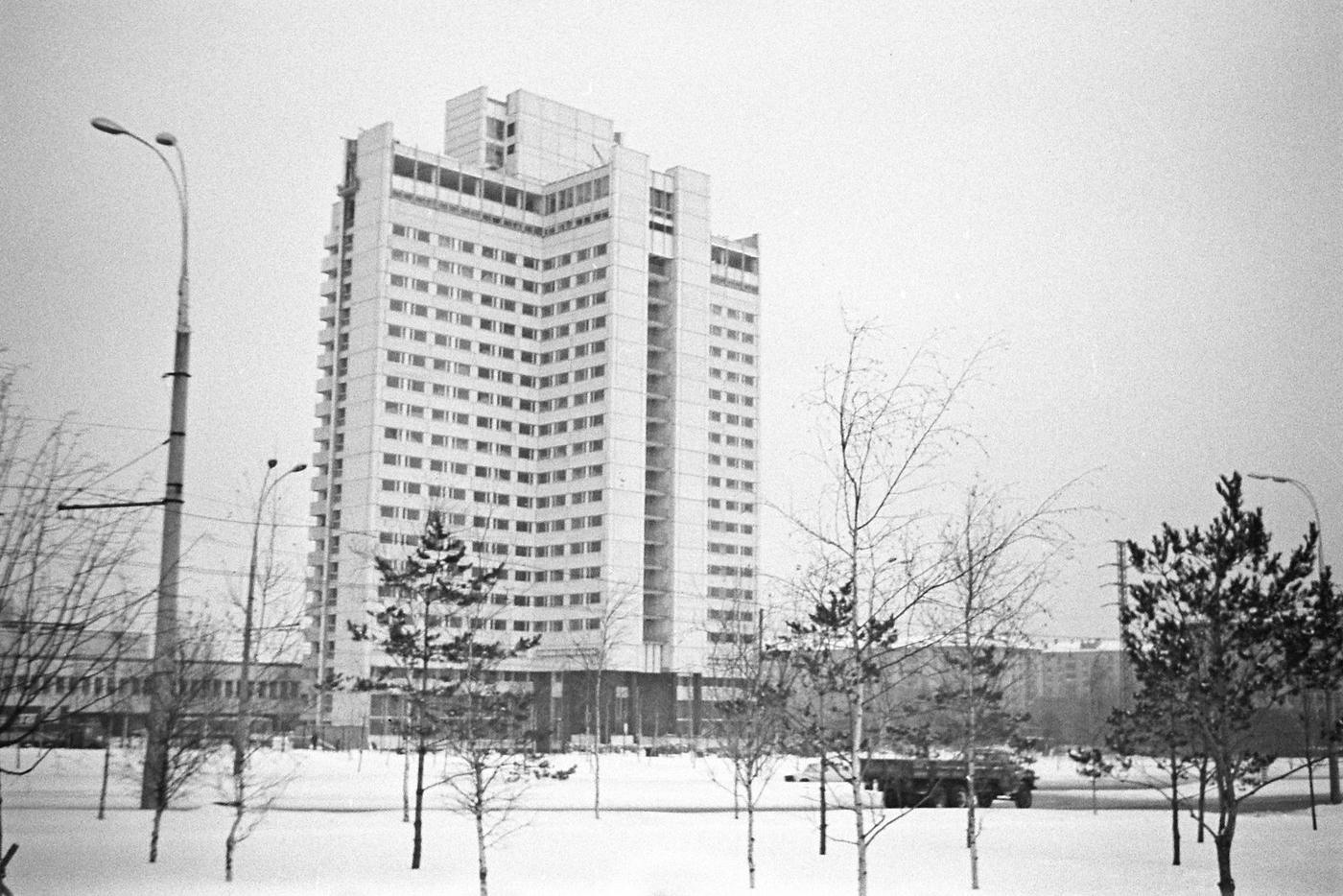 Крестообразная форма здания позволяла функциональнее использовать небольшое пространство.