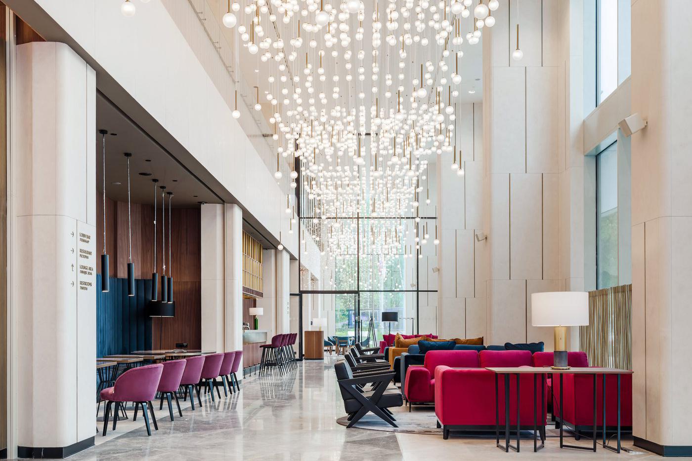 Атриум и холл нового отеля наполнен композициями из светильников, напоминающих звёзды.