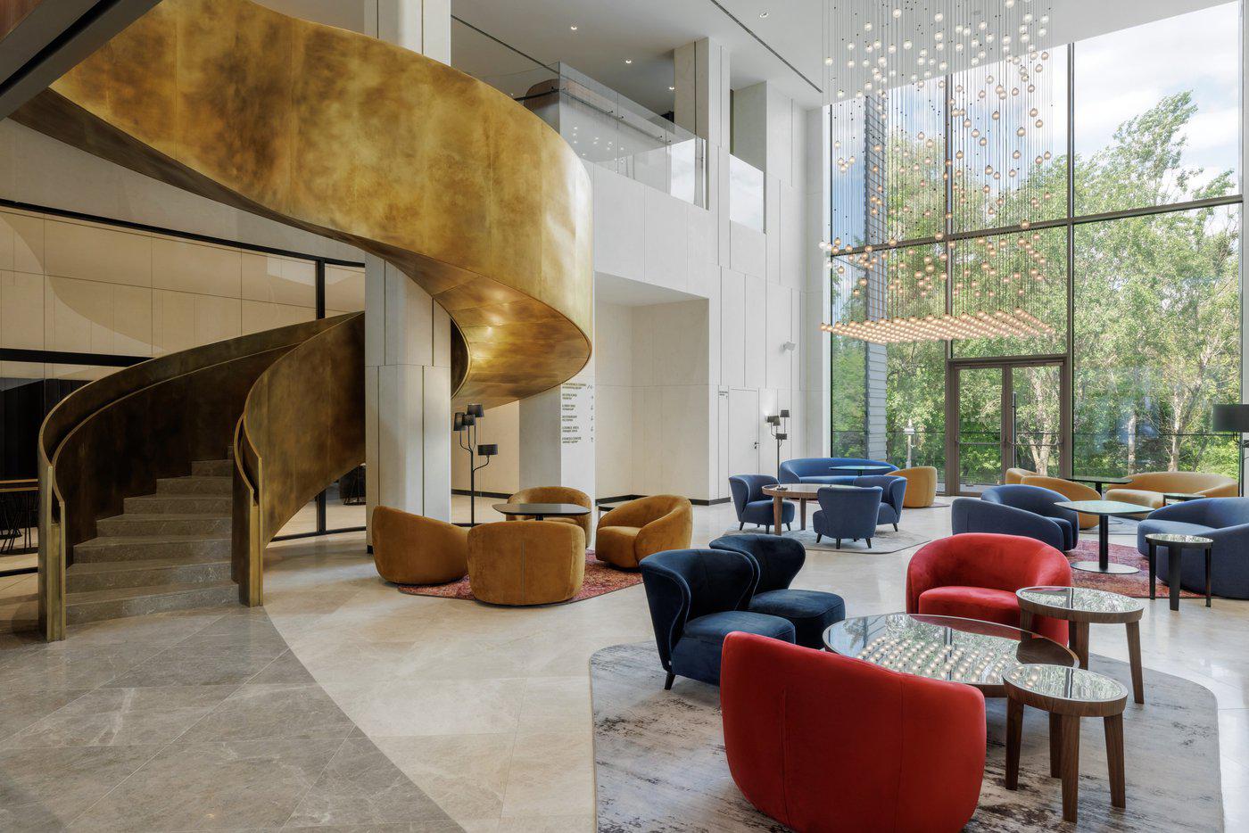 Витая лестница весом в три тонны имеет металлический каркас и вручную облицована листами латуни.