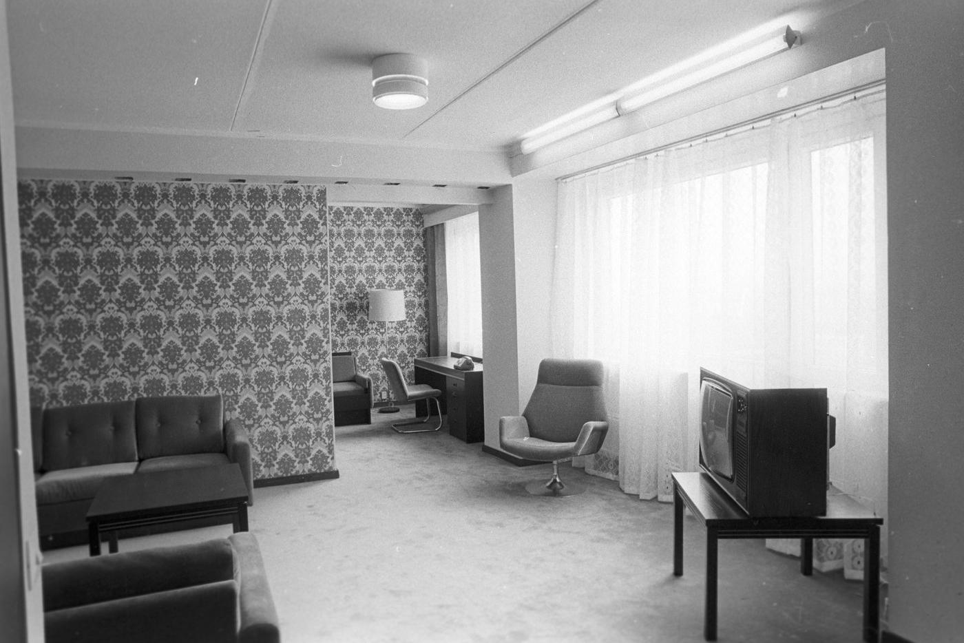 Так выглядел номер люкс. Здесь использовались раздвижные перегородки и дизайнерская мебель того времени.