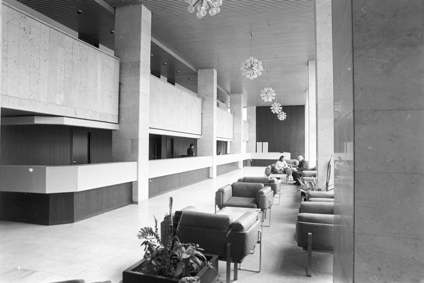 В интерьерах использовали каменную облицовку и мебель из стран СЭВ.