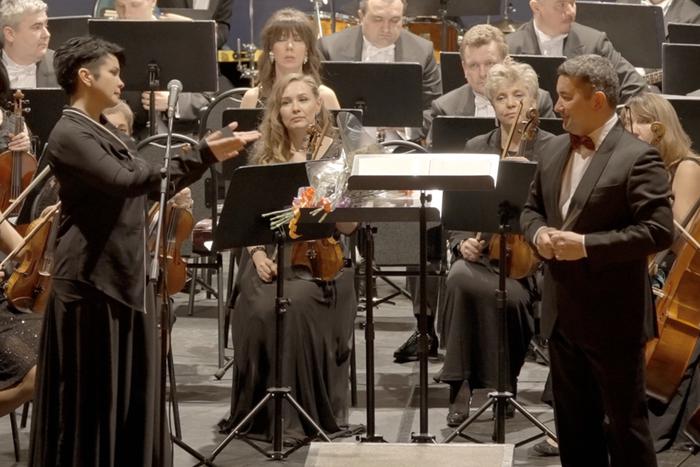 Певица Амария и оркестр войск национальной гвардии РФ представили альбом "Воины света" ко Дню народного единства