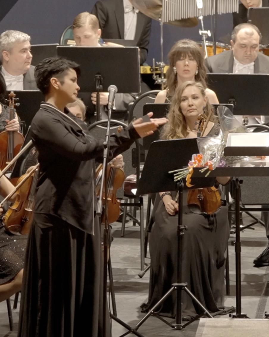 Певица Амария и оркестр войск национальной гвардии РФ представили альбом "Воины света" ко Дню народного единства