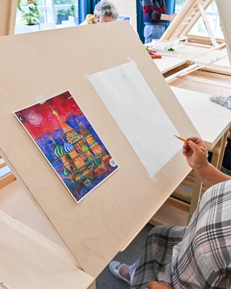 С июня онлайн-сервисом записи в "Московском долголетии" воспользовались более 3,7 тысяч человек