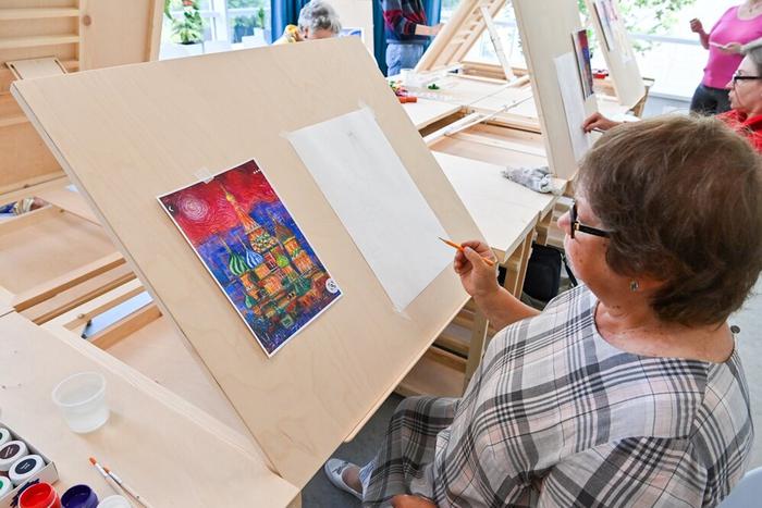 С июня онлайн-сервисом записи в "Московском долголетии" воспользовались более 3,7 тысяч человек