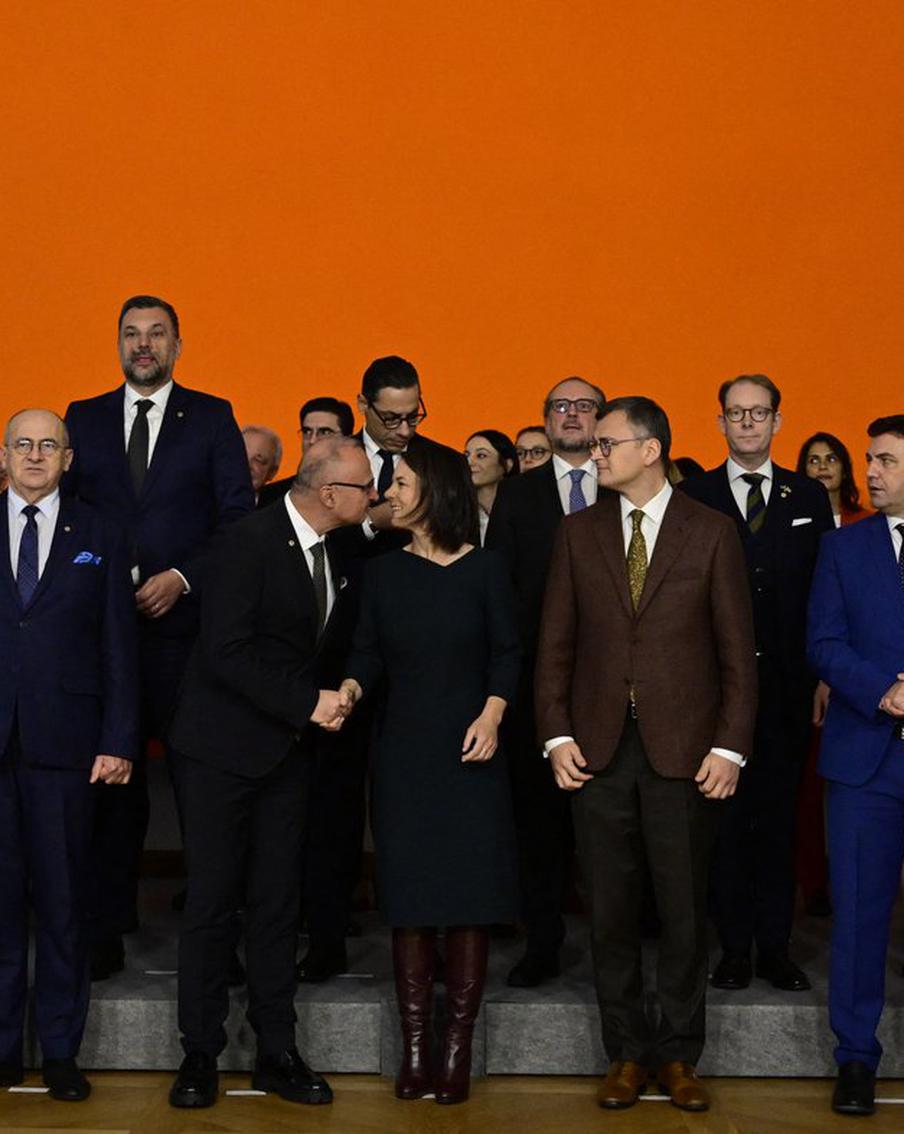 Глава МИД Хорватии вызвал скандал попыткой поцеловать Бербок