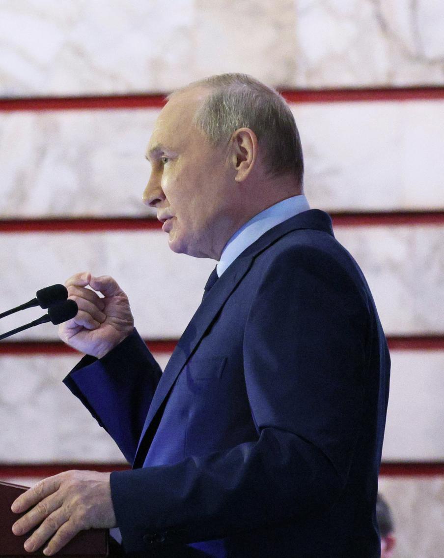 Путин возложил цветы к памятнику Минину и Пожарскому