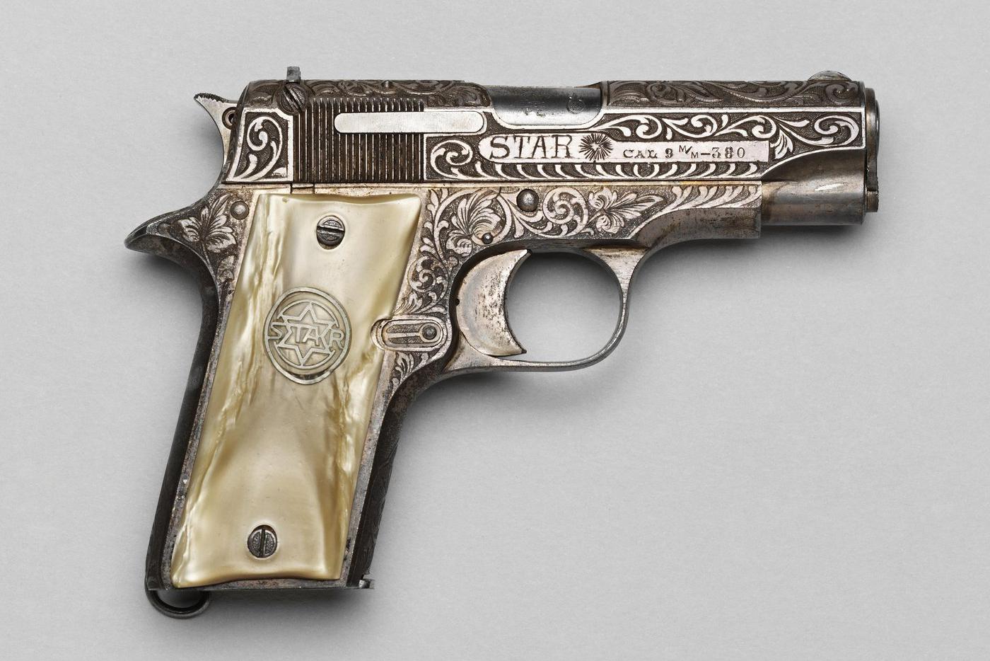Пистолет "Стар", модель Д, кал. 9 мм. Принадлежал Маршалу Советского Союза К. Е. Ворошилову. Испания, Эйбар, фирма "Стар Бонифасио Эчеверриа" (Star Bonifacio Echeverria), 1930-е гг. Сталь, перламутр; ковка, фрезеровка, гравировка, серебрение, инкрустация. Музеи Московского Кремля