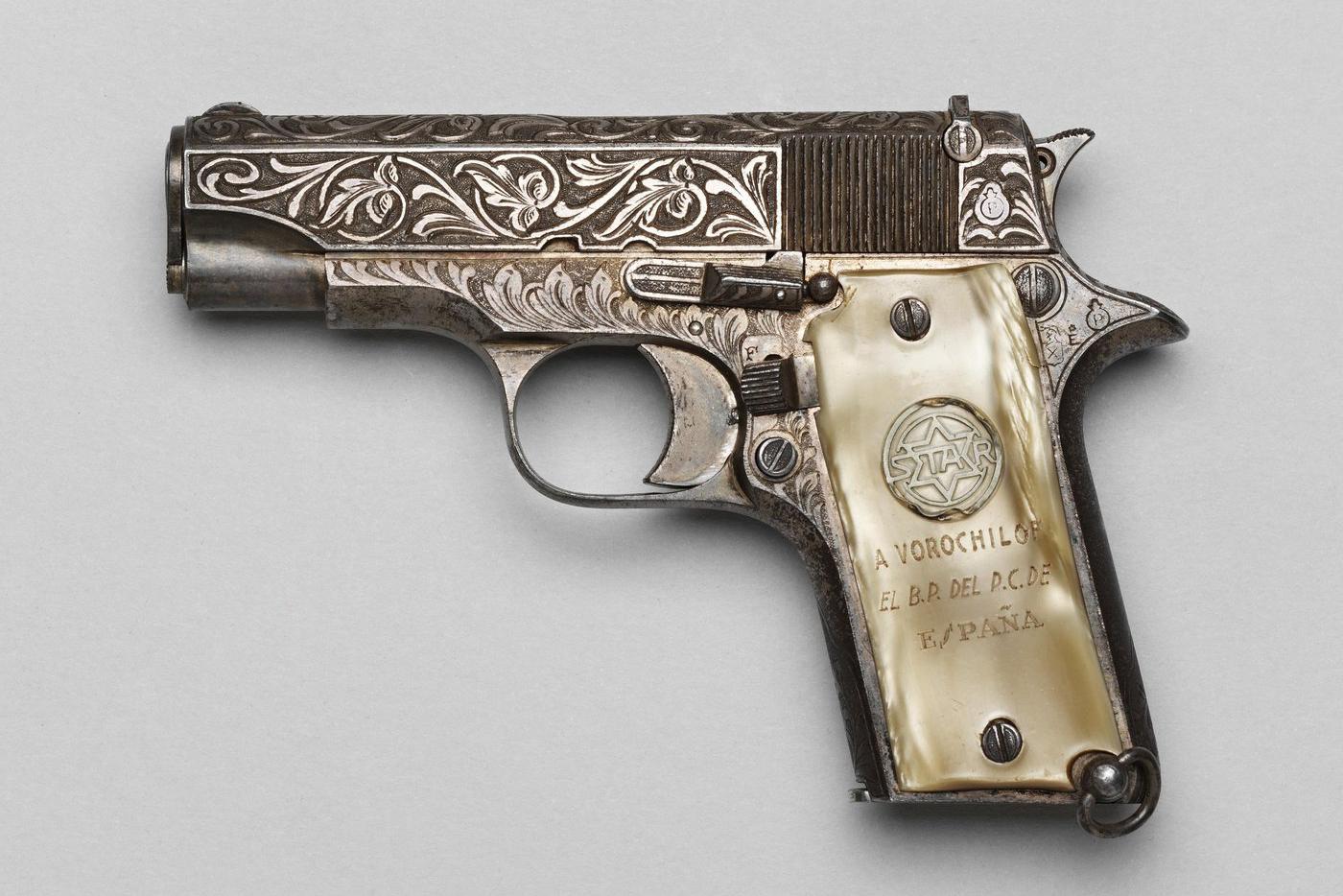 Пистолет "Стар", модель Д, кал. 9 мм. Принадлежал Маршалу Советского Союза К. Е. Ворошилову. Испания, Эйбар, фирма "Стар Бонифасио Эчеверриа" (Star Bonifacio Echeverria), 1930-е гг. Сталь, перламутр; ковка, фрезеровка, гравировка, серебрение, инкрустация. Музеи Московского Кремля