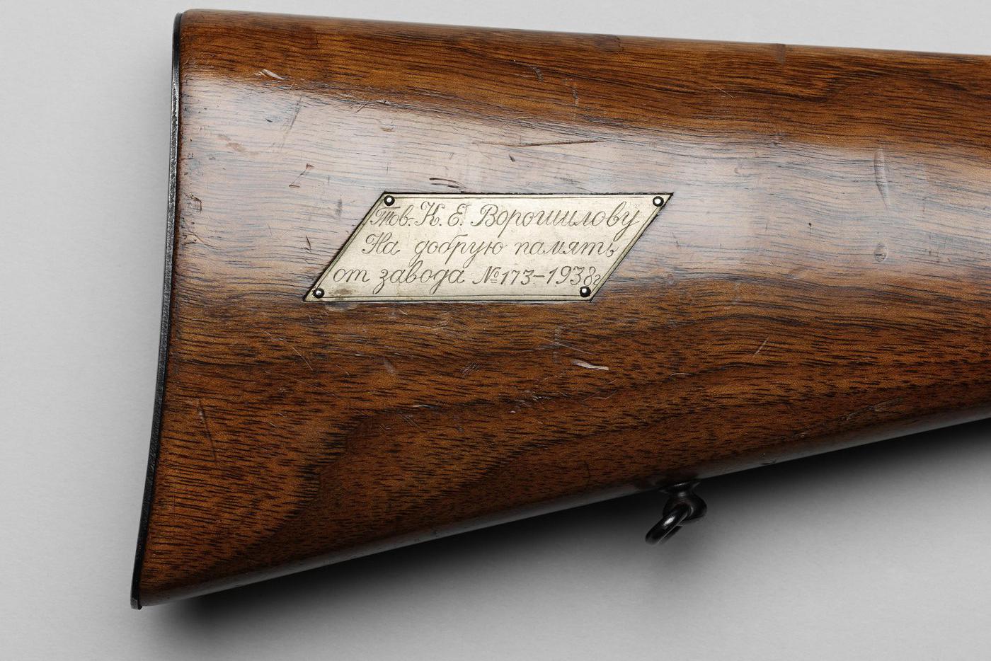 Малокалиберная магазинная винтовка ТОЗ-9, кал. 5,6 мм. Принадлежала Маршалу Советского Союза К.Е. Ворошилову. Тульский оружейный завод (завод № 173), 1938. Сталь, белый металл, дерево, ковка, фрезеровка, резьба, гравировка. Музеи Московского Кремля